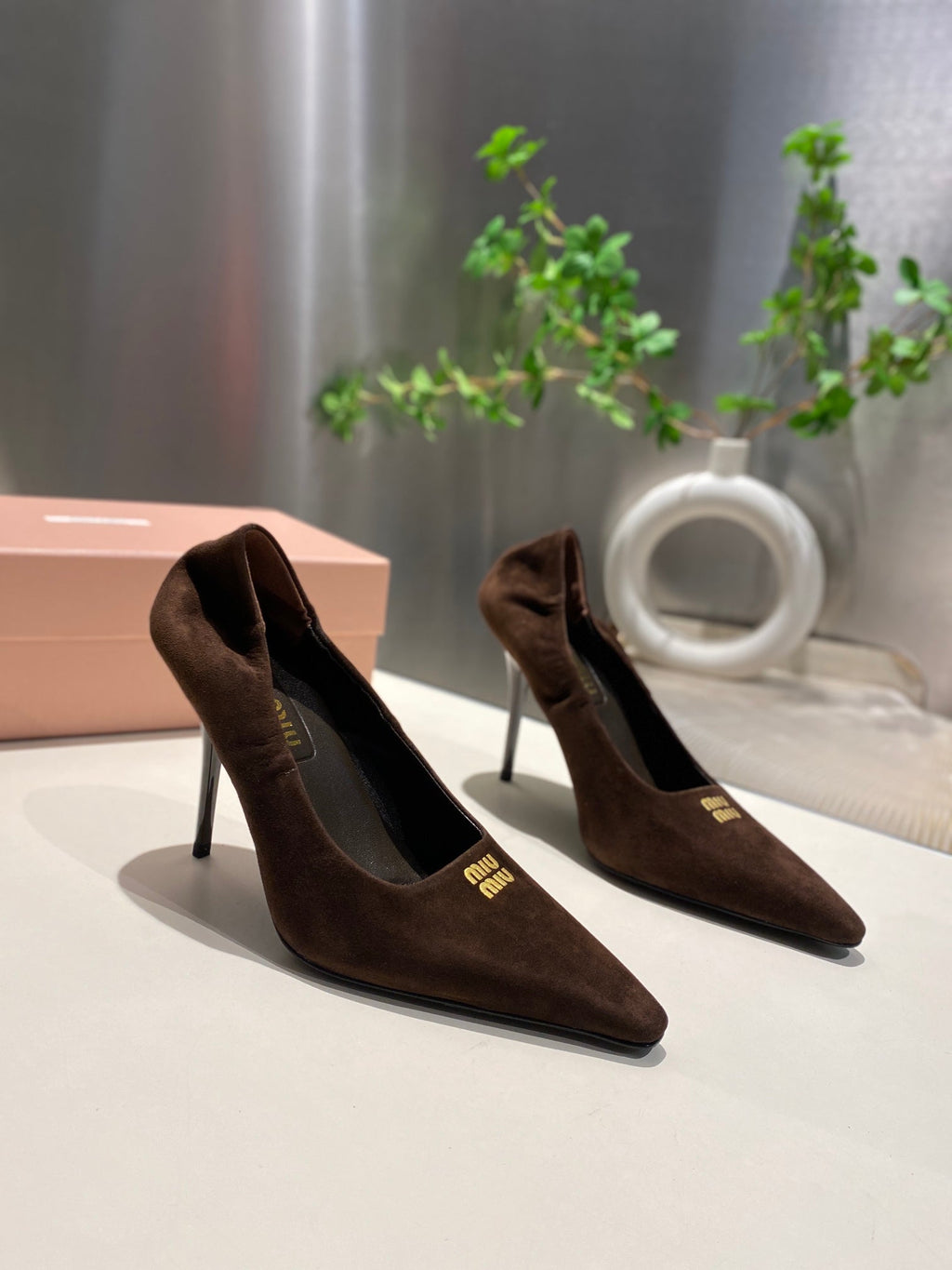 POINTED-TOE HIGH HEEL PUMPS IN CHOCOLATE SUEDE
