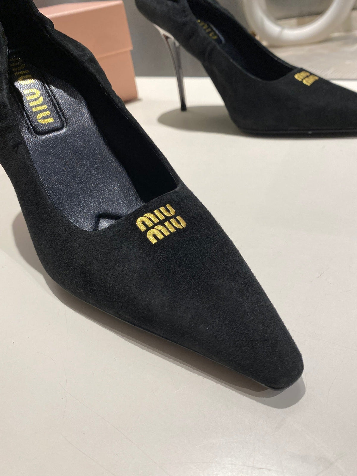 POINTED-TOE HIGH HEEL PUMPS IN BLACK SUEDE