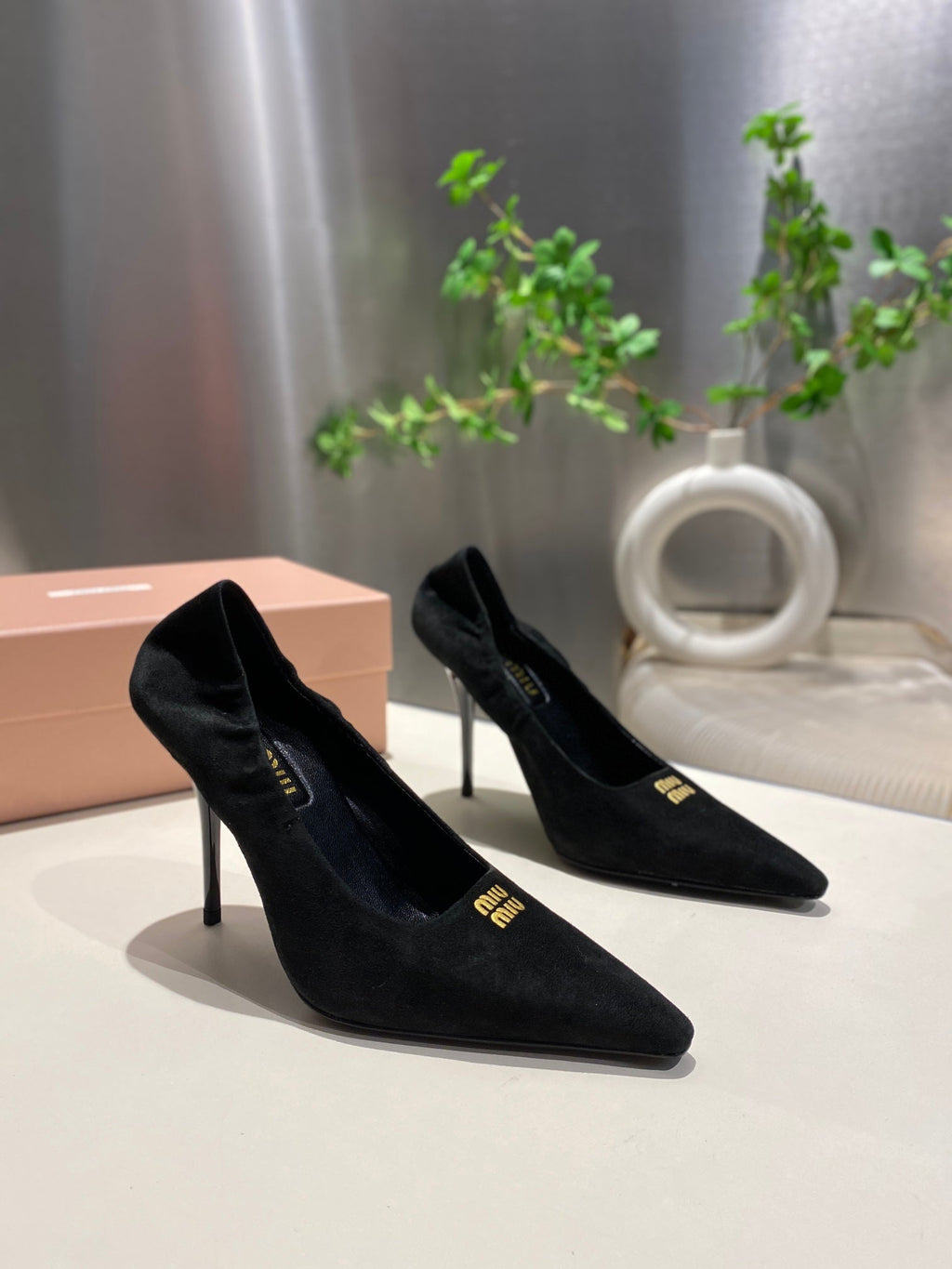 POINTED-TOE HIGH HEEL PUMPS IN BLACK SUEDE