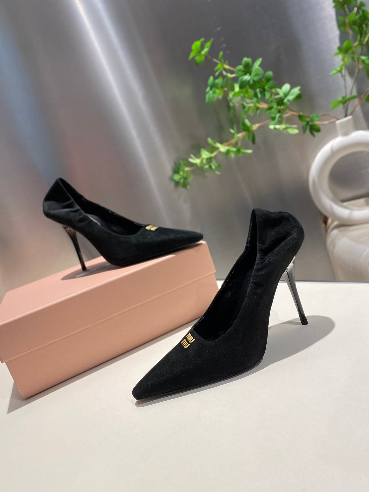 POINTED-TOE HIGH HEEL PUMPS IN BLACK SUEDE