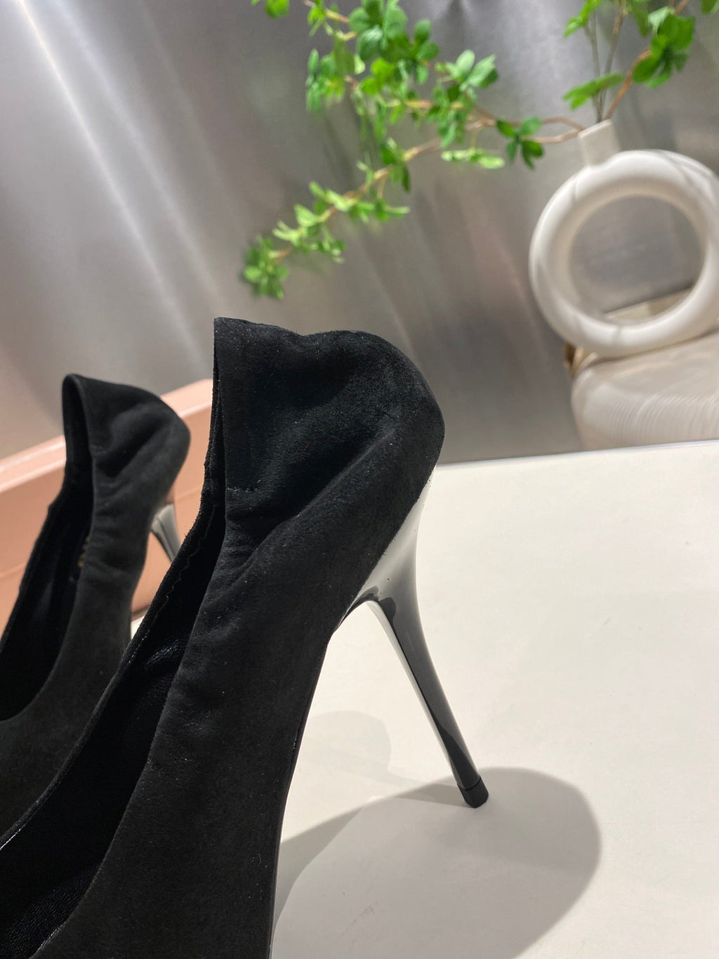 POINTED-TOE HIGH HEEL PUMPS IN BLACK SUEDE