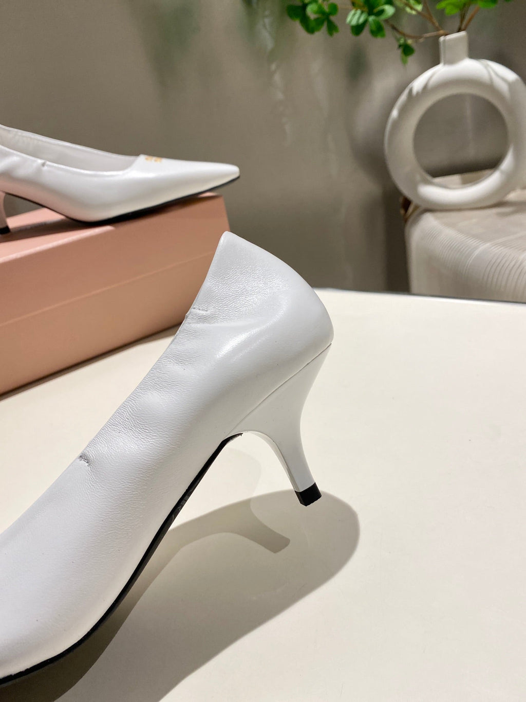 POINTED-TOE MID HEEL PUMPS IN WHITE SMOOTH LAMBSKIN