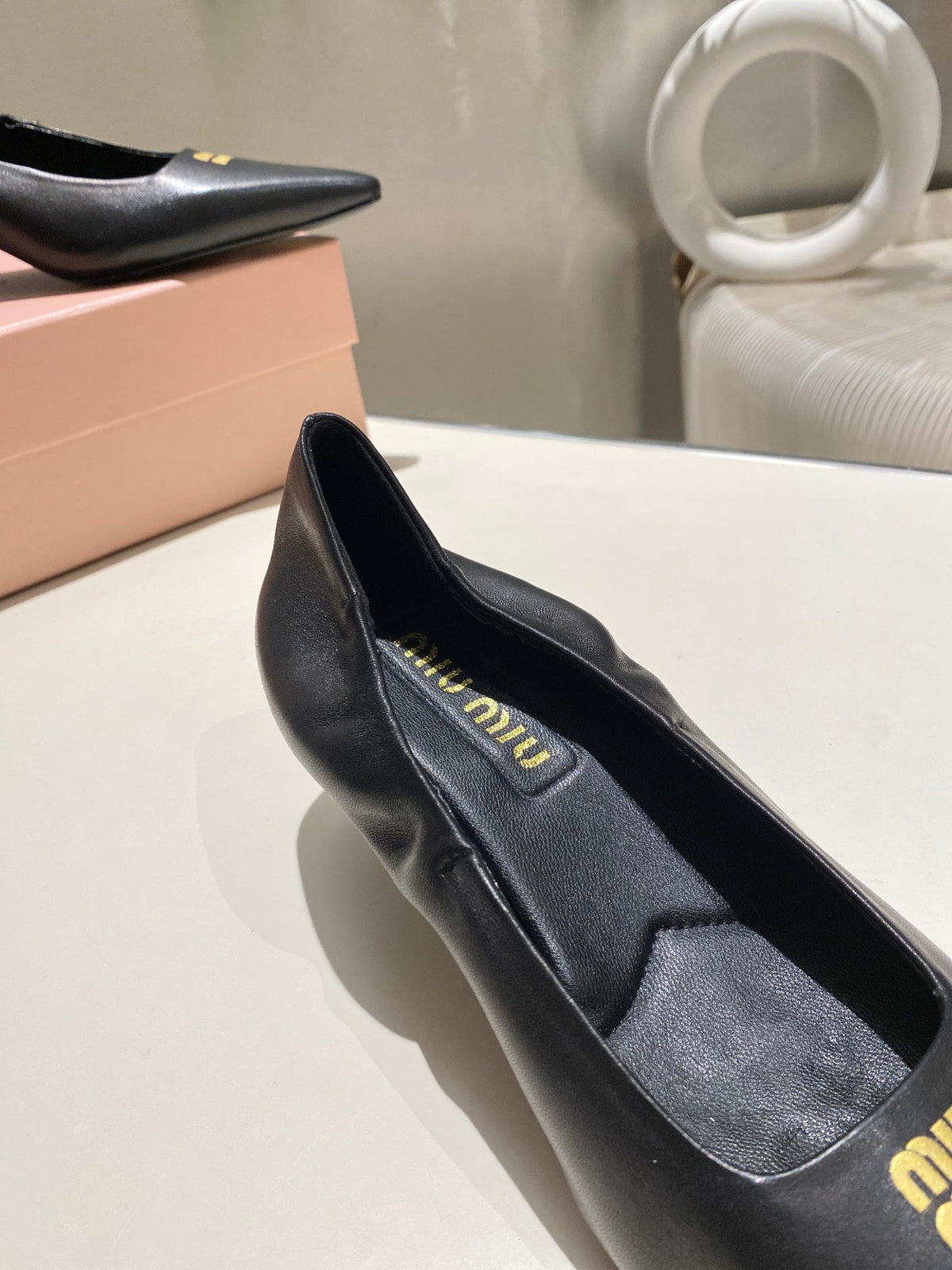 POINTED-TOE MID HEEL PUMPS IN BLACK SMOOTH LAMBSKIN