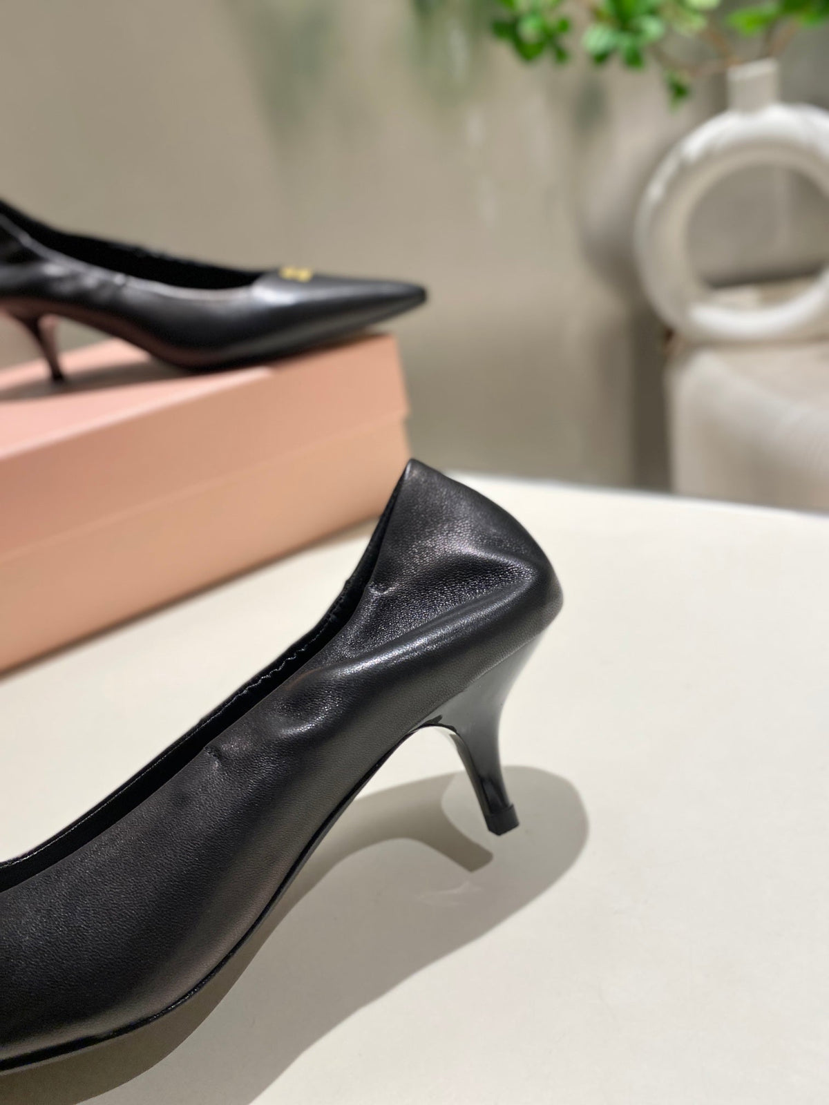 POINTED-TOE MID HEEL PUMPS IN BLACK SMOOTH LAMBSKIN