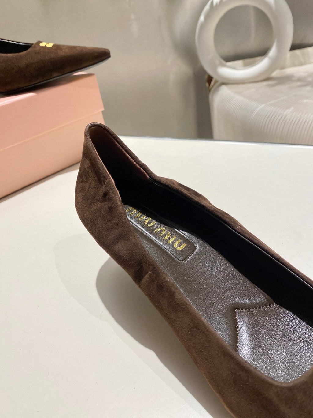 POINTED-TOE MID HEEL PUMPS IN CHOCOLATE SUEDE