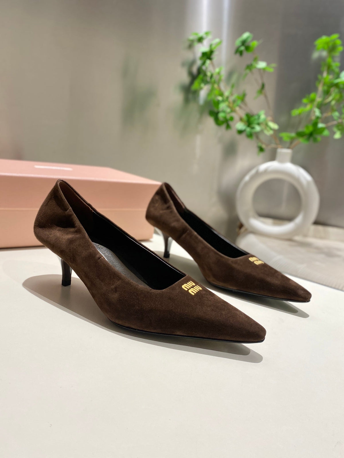 POINTED-TOE MID HEEL PUMPS IN CHOCOLATE SUEDE