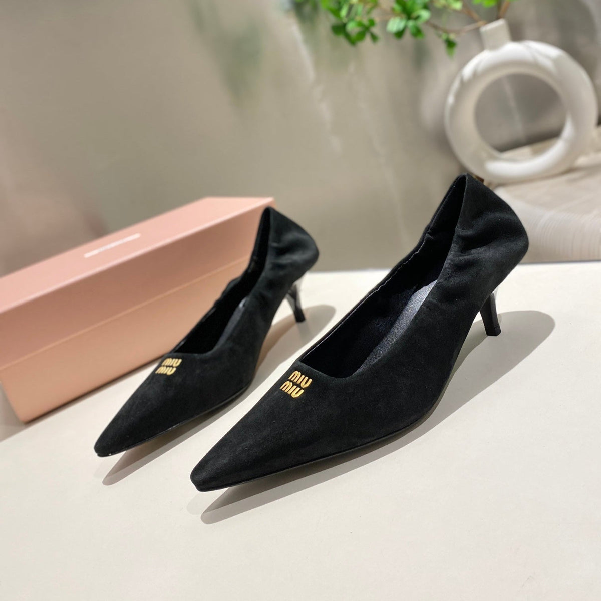 POINTED-TOE MID HEEL PUMPS IN BLACK SUEDE