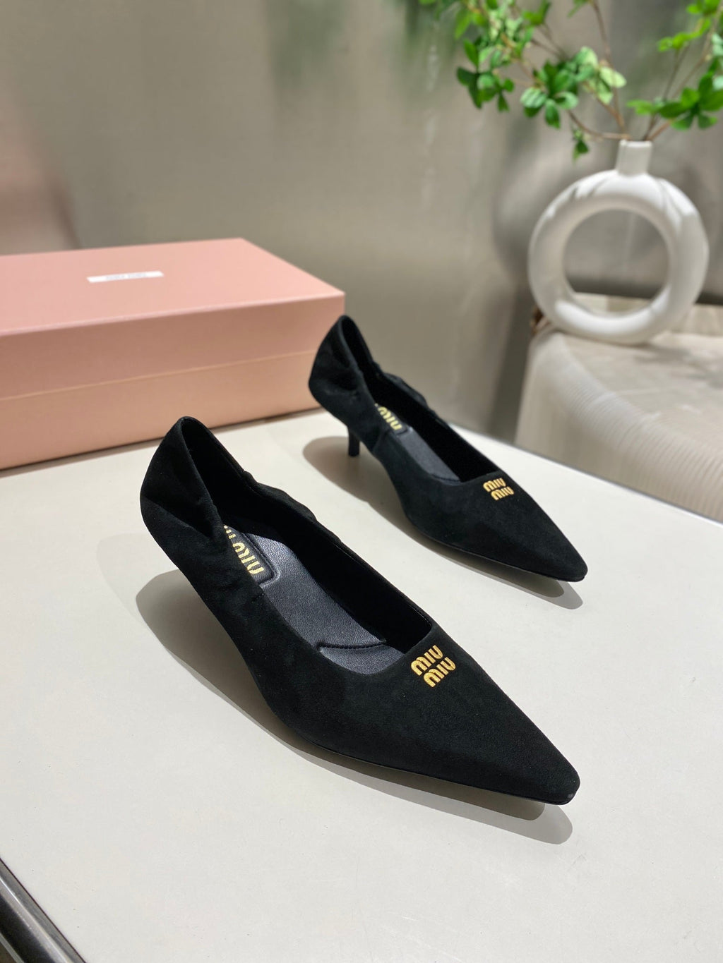 POINTED-TOE MID HEEL PUMPS IN BLACK SUEDE