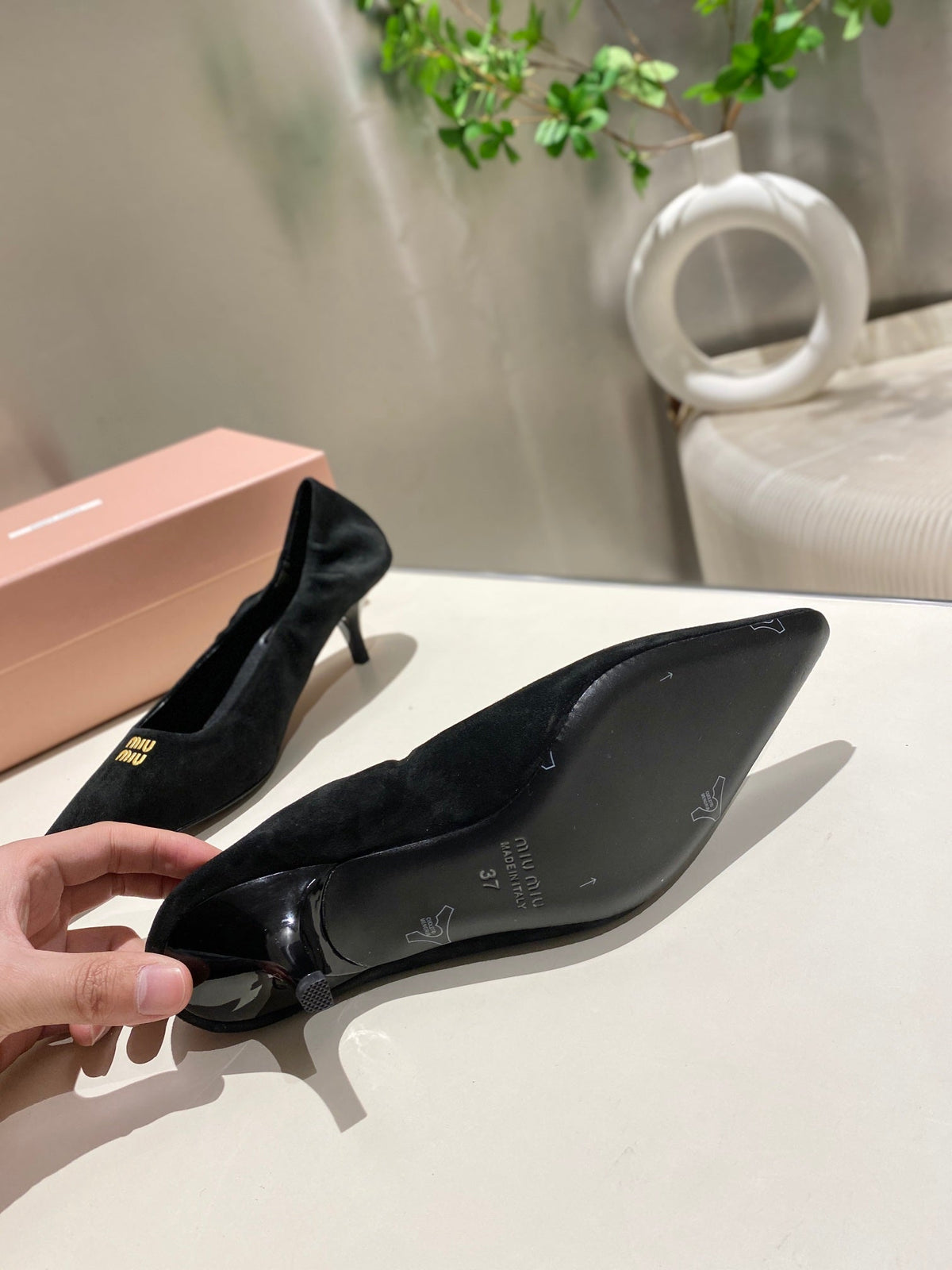 POINTED-TOE MID HEEL PUMPS IN BLACK SUEDE