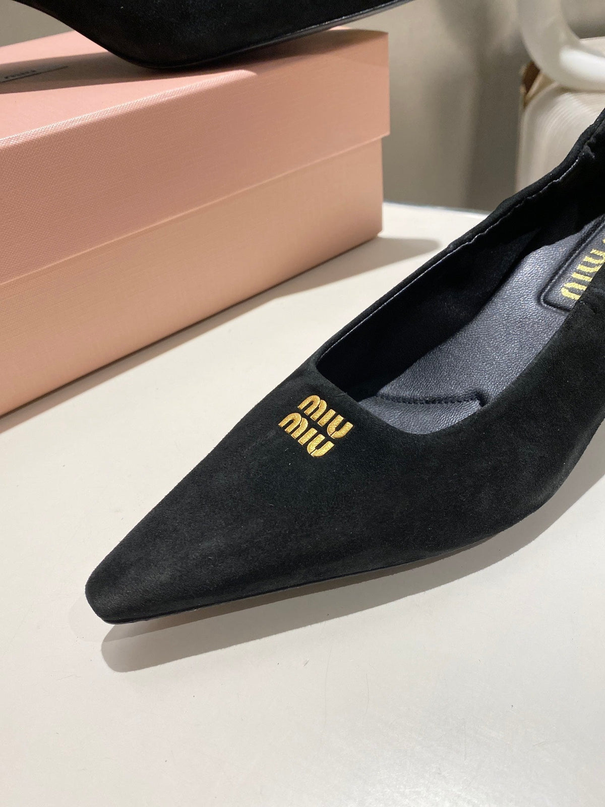 POINTED-TOE MID HEEL PUMPS IN BLACK SUEDE