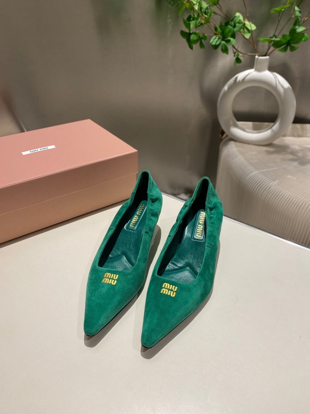 POINTED-TOE MID HEEL PUMPS IN GREEN SUEDE