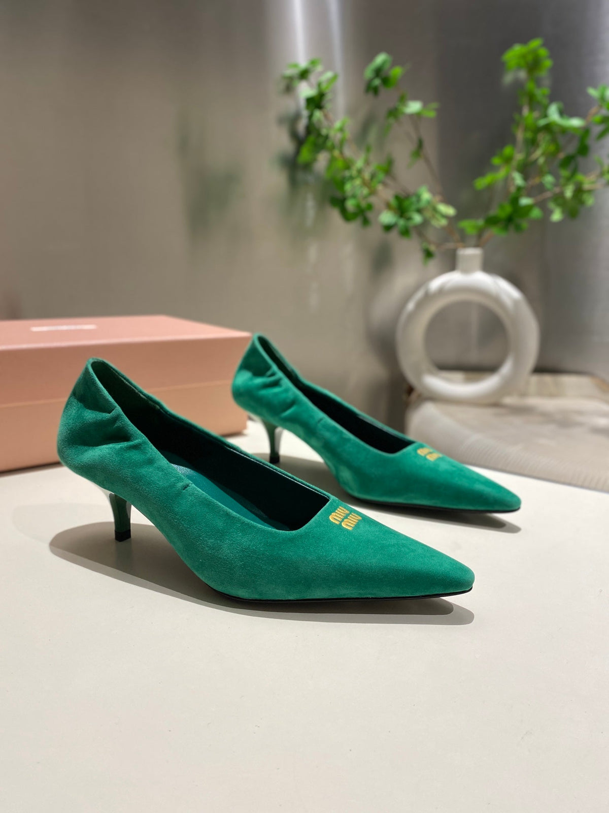 POINTED-TOE MID HEEL PUMPS IN GREEN SUEDE