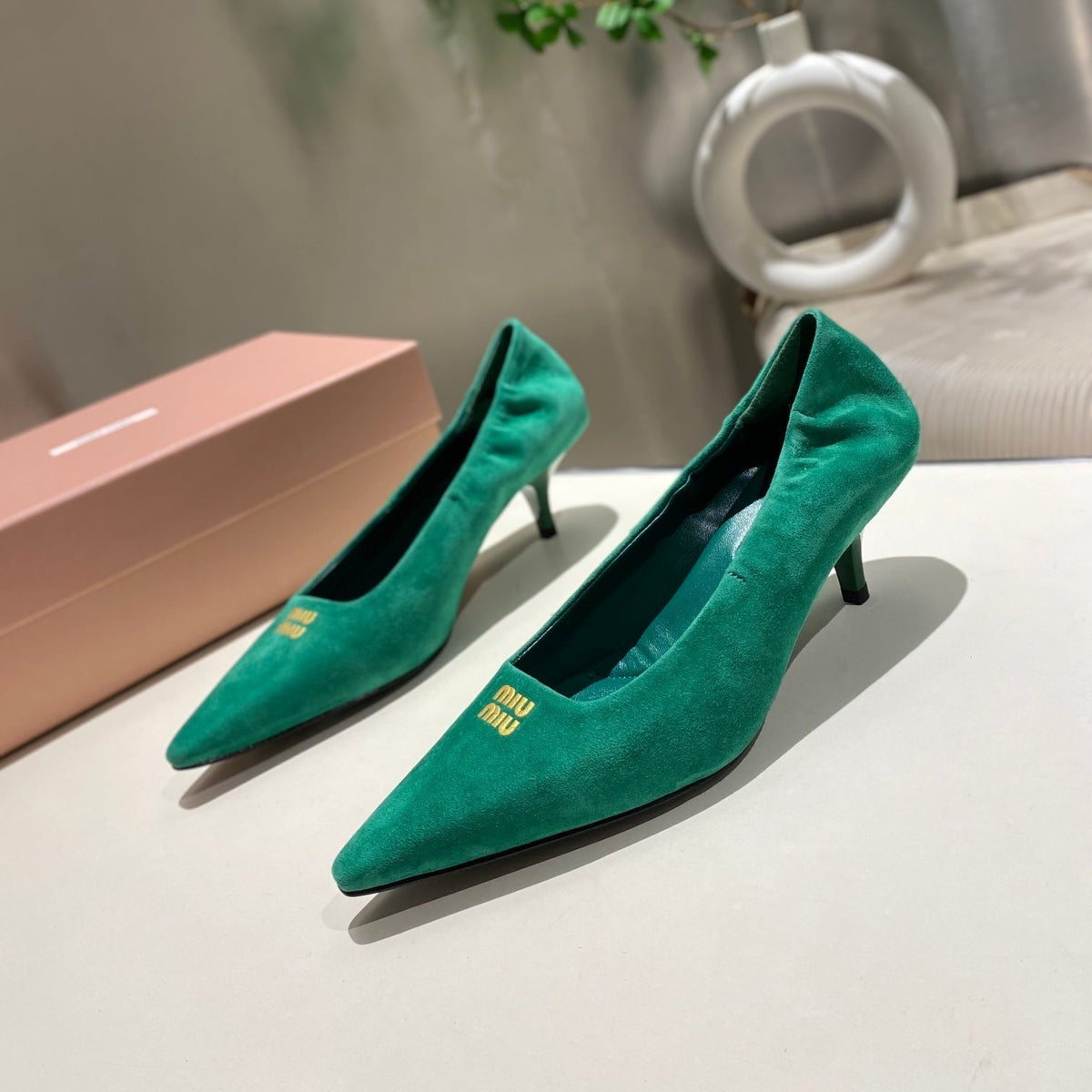POINTED-TOE MID HEEL PUMPS IN GREEN SUEDE