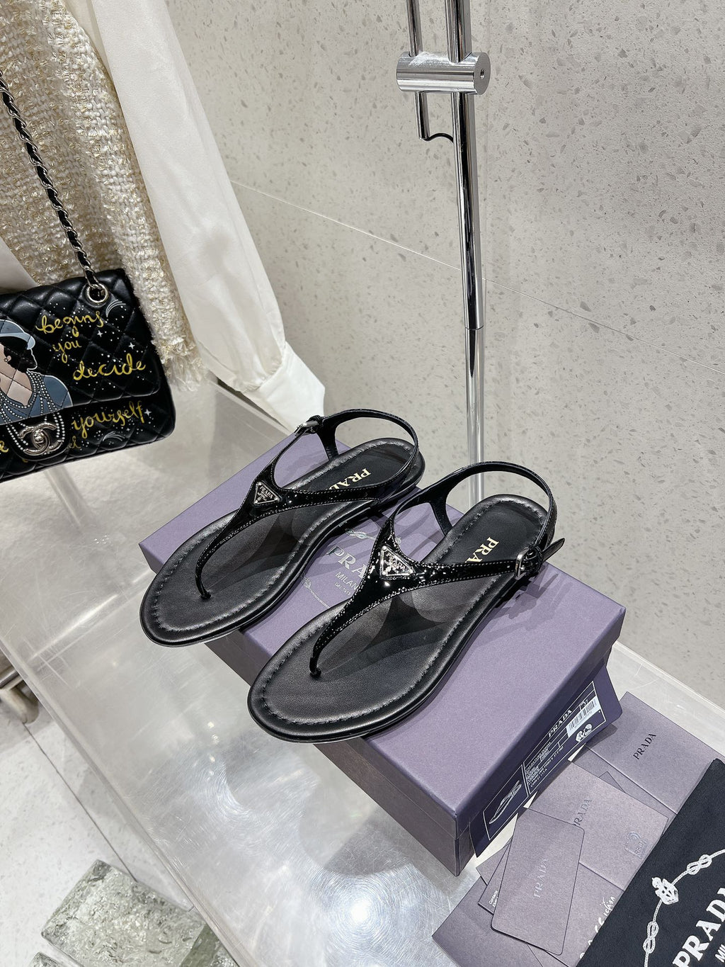 PRA PATENT LEATHER THONG SANDALS BLACK