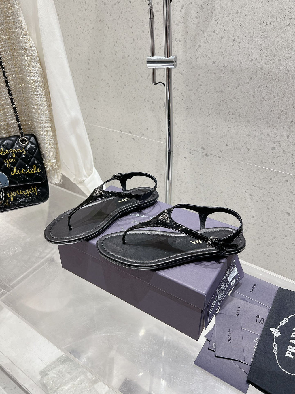 PRA PATENT LEATHER THONG SANDALS BLACK