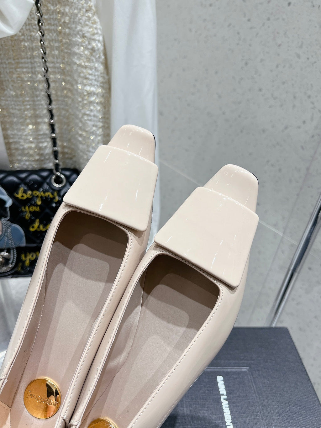 BALLERINA FLATS IN BEIGE CREAM PATENT CALFSKIN