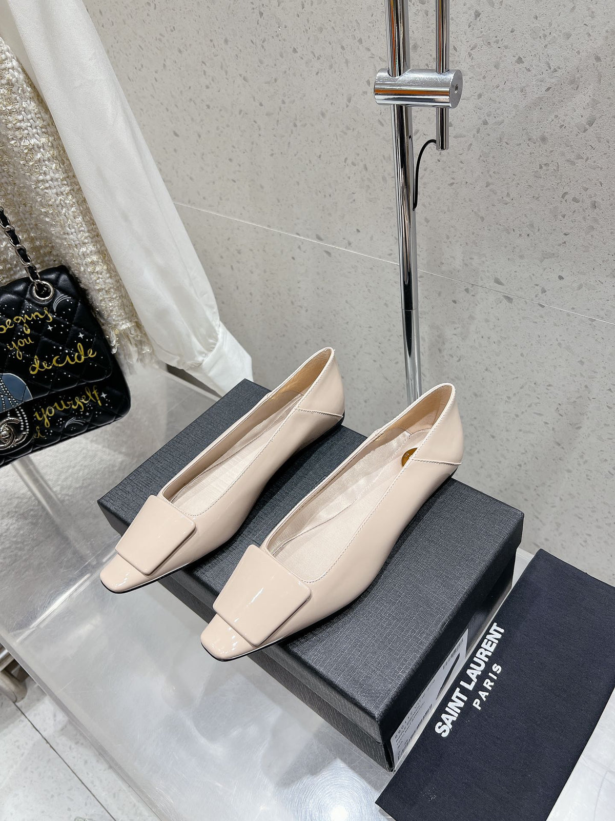 BALLERINA FLATS IN BEIGE CREAM PATENT CALFSKIN