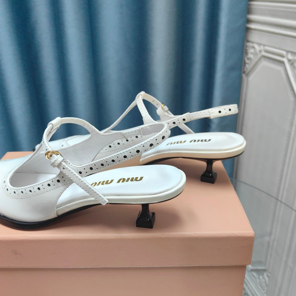 SLINGBACK WHITE LAMBSKIN WITH T- STRAPS