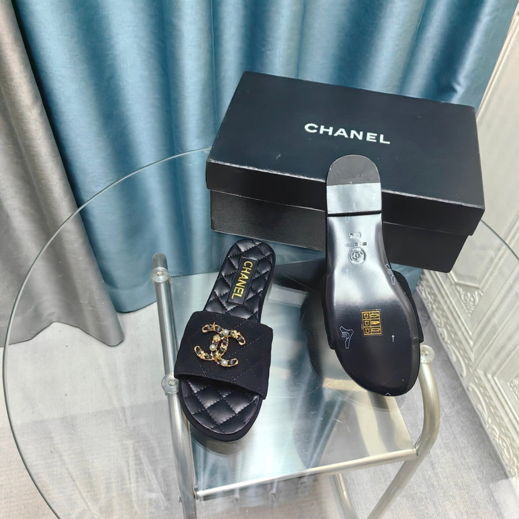 QUILTED SLIPPERS BLACK SUEDE AND SHEEPSKIN