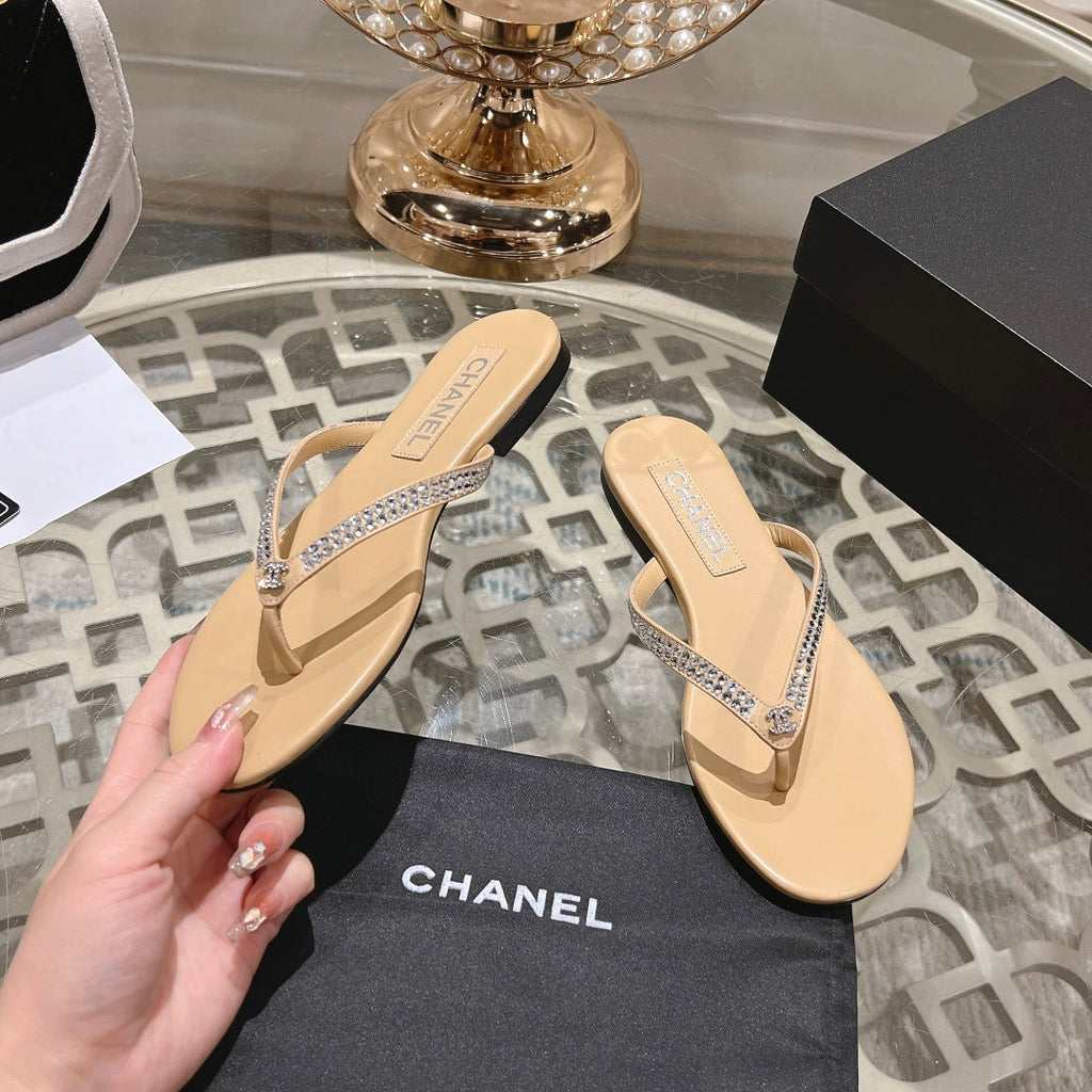 RHINESTONES THONG SANDAL IN MACAROON TAN LAMBSKIN