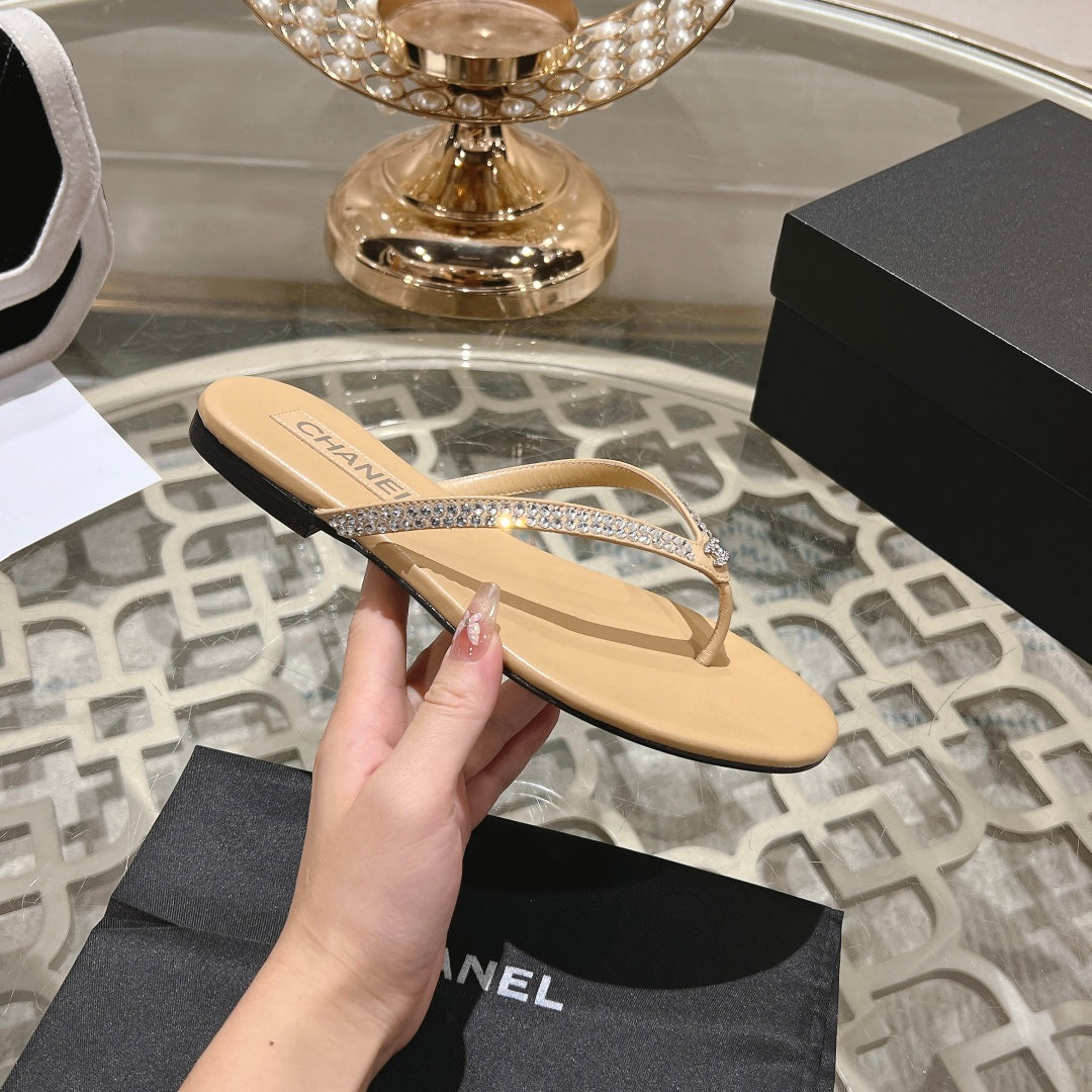 RHINESTONES THONG SANDAL IN MACAROON TAN LAMBSKIN