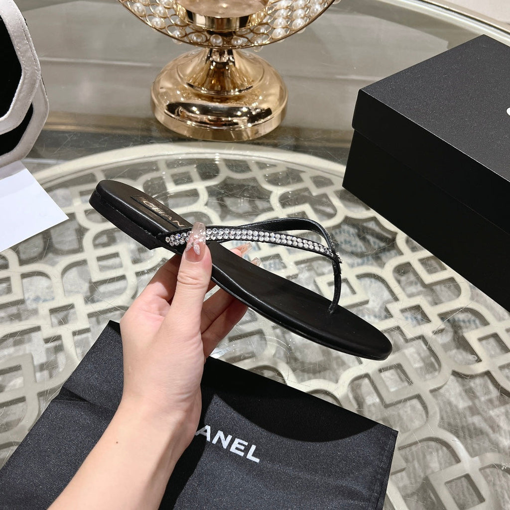 RHINESTONES THONG SANDAL IN BLACK LAMBSKIN