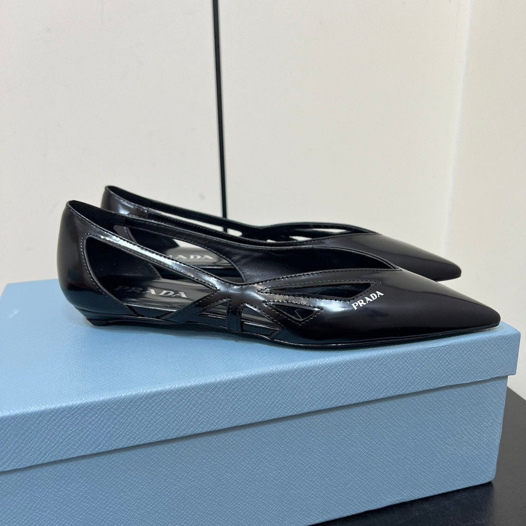 BRUSHED CUT-OUT BALLERINA FLAT IN BLACK CALFSKIN