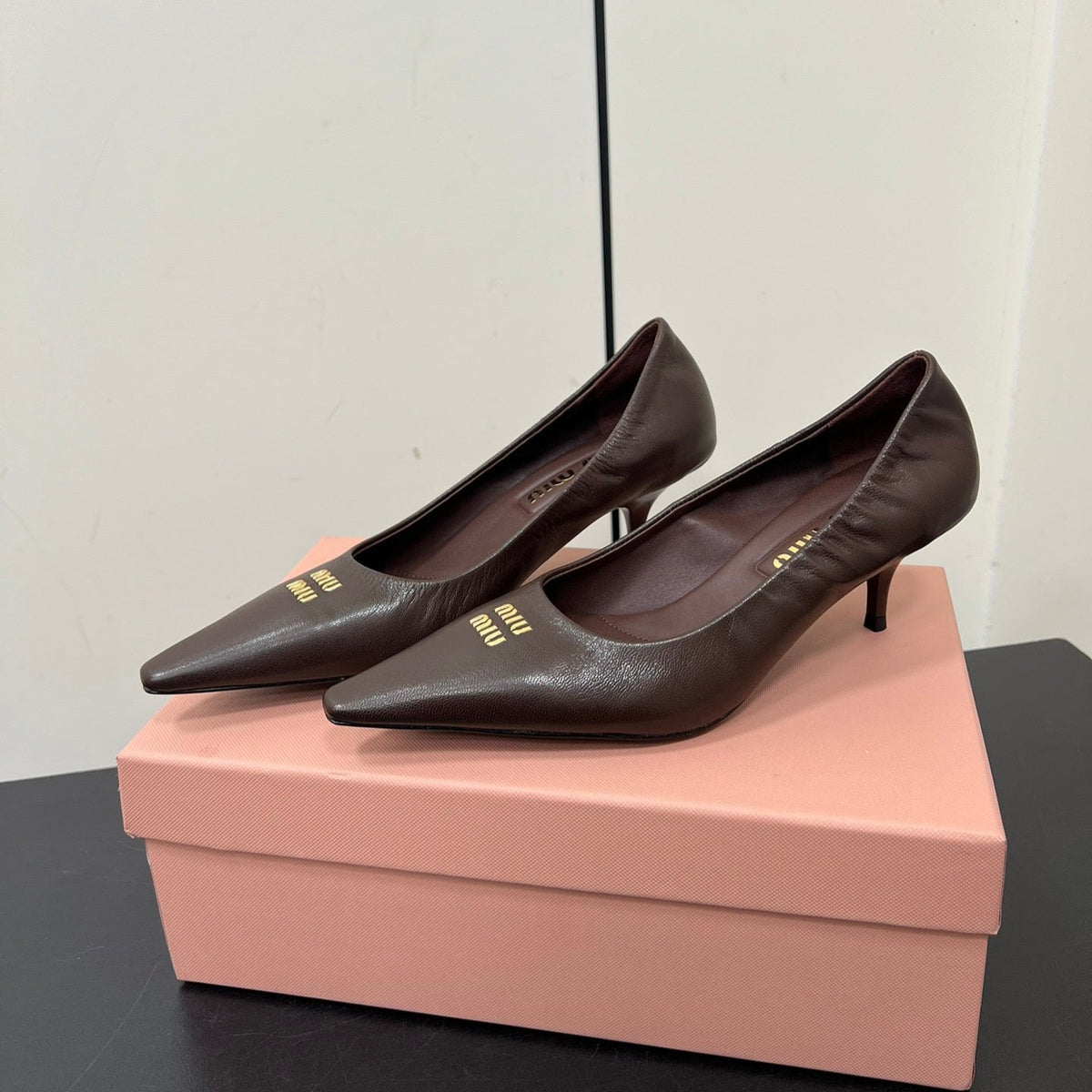 POINTED-TOE MID HEEL PUMPS IN CHOCOLATE SMOOTH LAMBSKIN