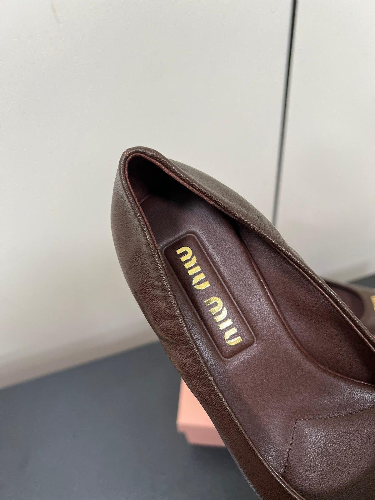 POINTED-TOE MID HEEL PUMPS IN CHOCOLATE SMOOTH LAMBSKIN