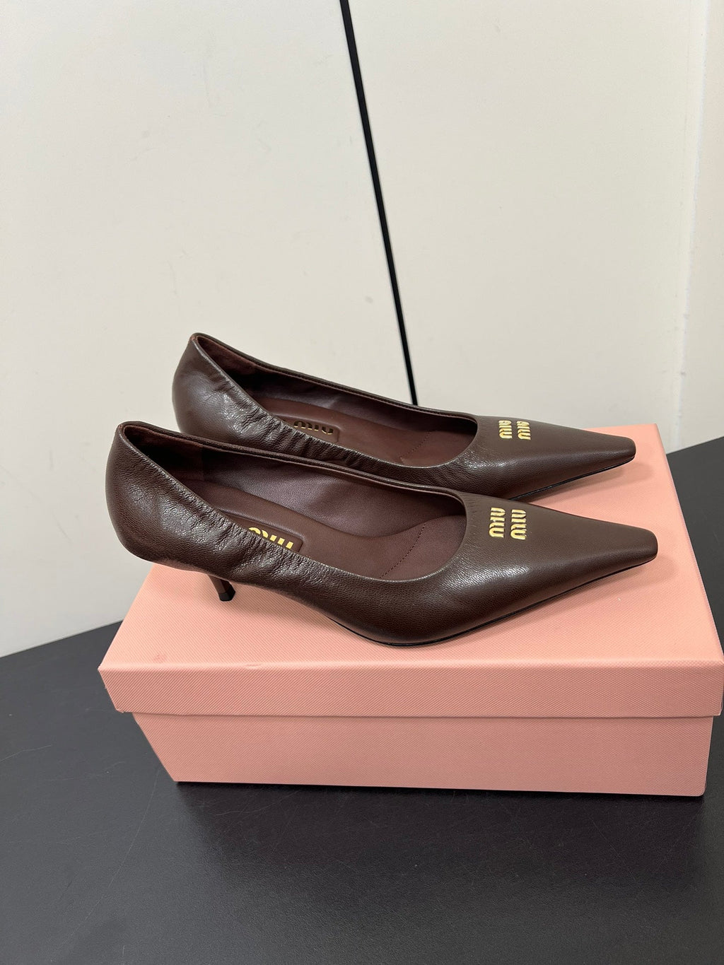 POINTED-TOE MID HEEL PUMPS IN CHOCOLATE SMOOTH LAMBSKIN