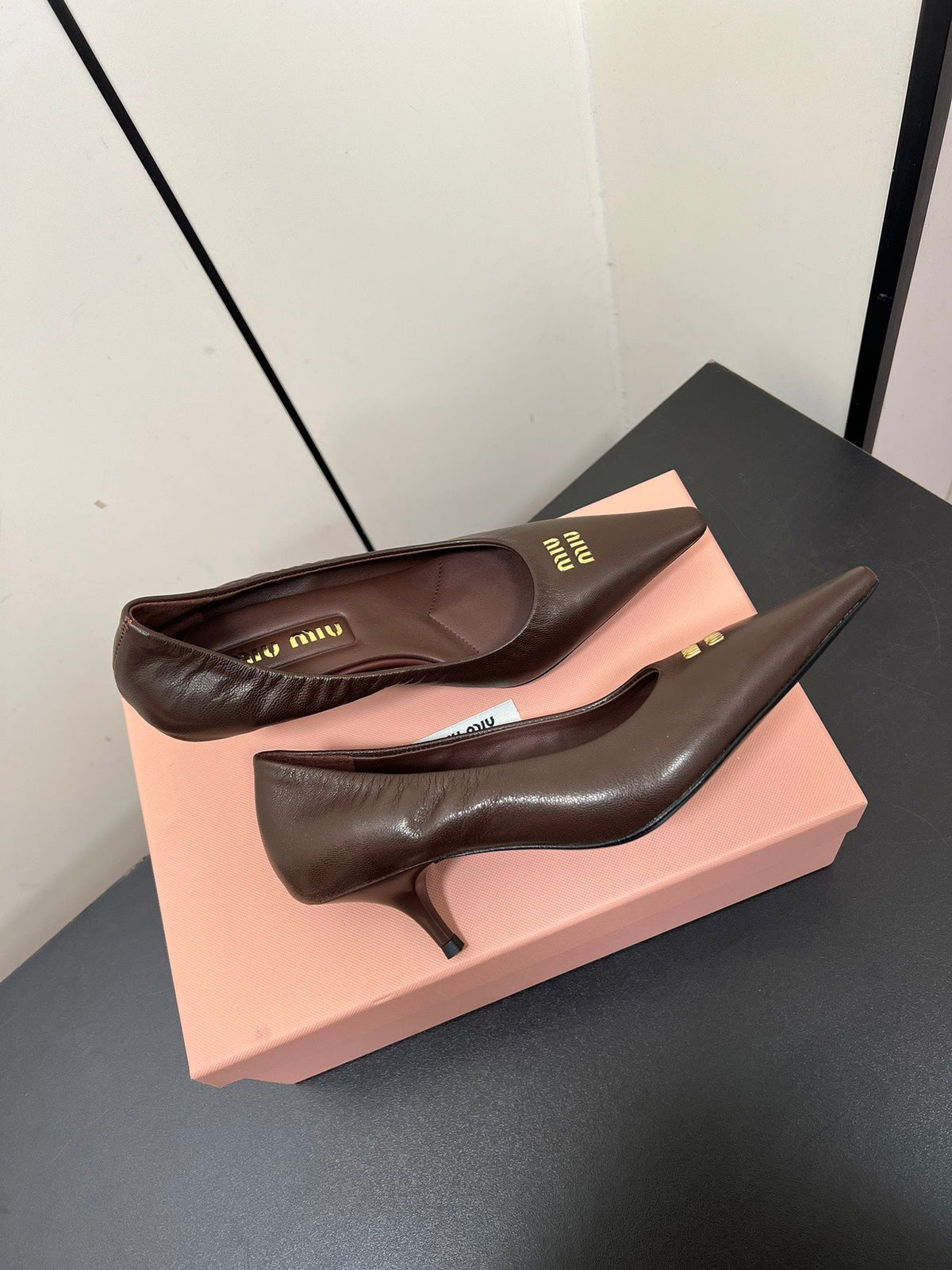 POINTED-TOE MID HEEL PUMPS IN CHOCOLATE SMOOTH LAMBSKIN