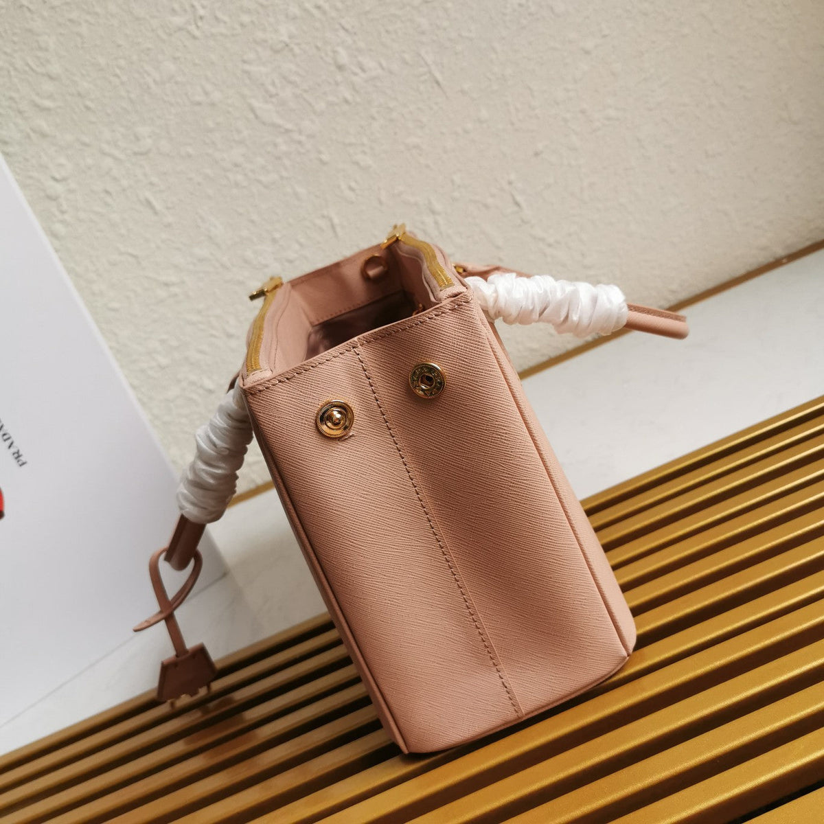 PRA GALLERIA 28 BAG IN DESERT BEIGE SAFFIANO LEATHER
