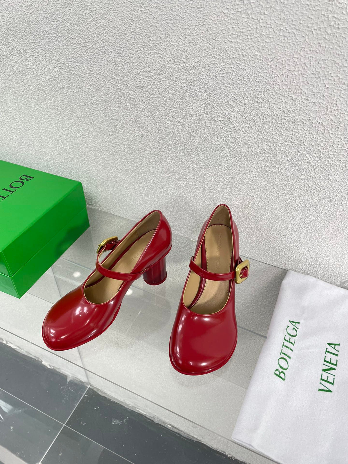 ATOMIC MARY-JANE PUMP 9 CM IN RUBY RED CALFSKIN