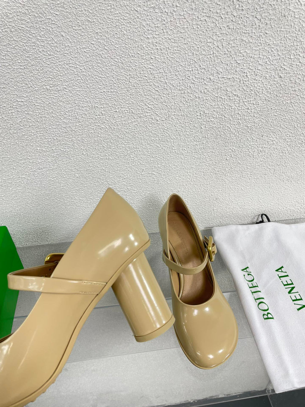 ATOMIC MARY-JANE PUMP 9 CM IN BISQUE BEIGE CALFSKIN