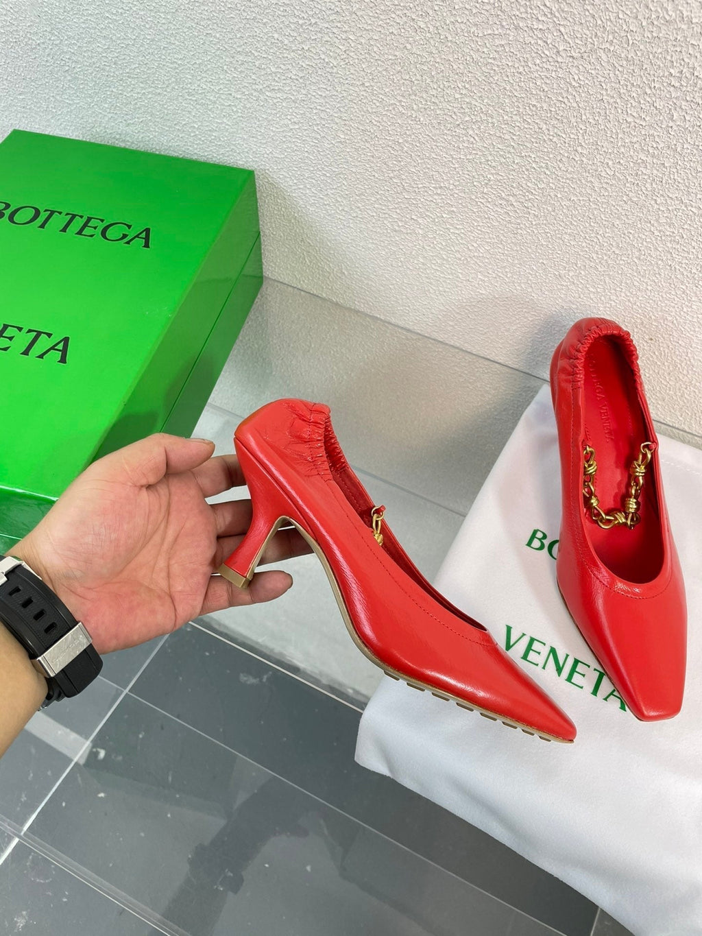 SHARP CHAIN PUMP 6 CM IN RUBY RED CALFSKIN
