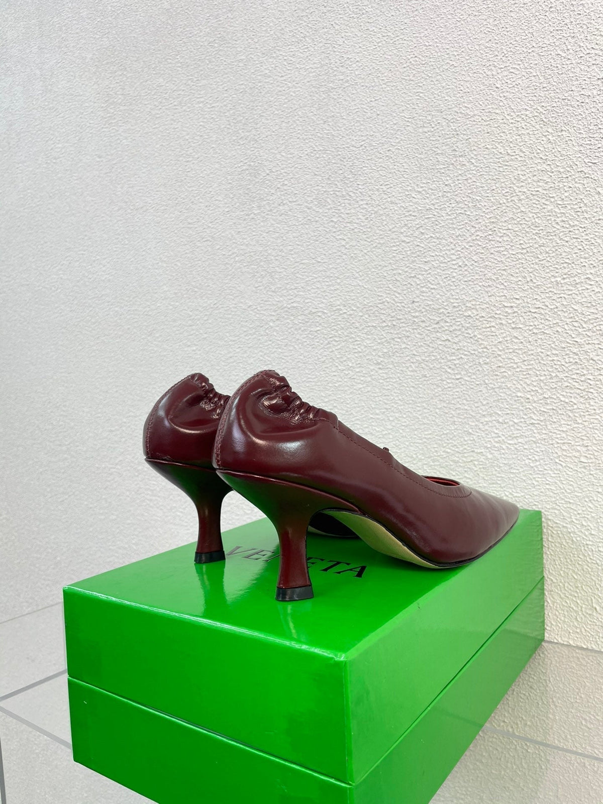 SHARP CHAIN PUMP 6 CM IN MAHOGANY RED CALFSKIN