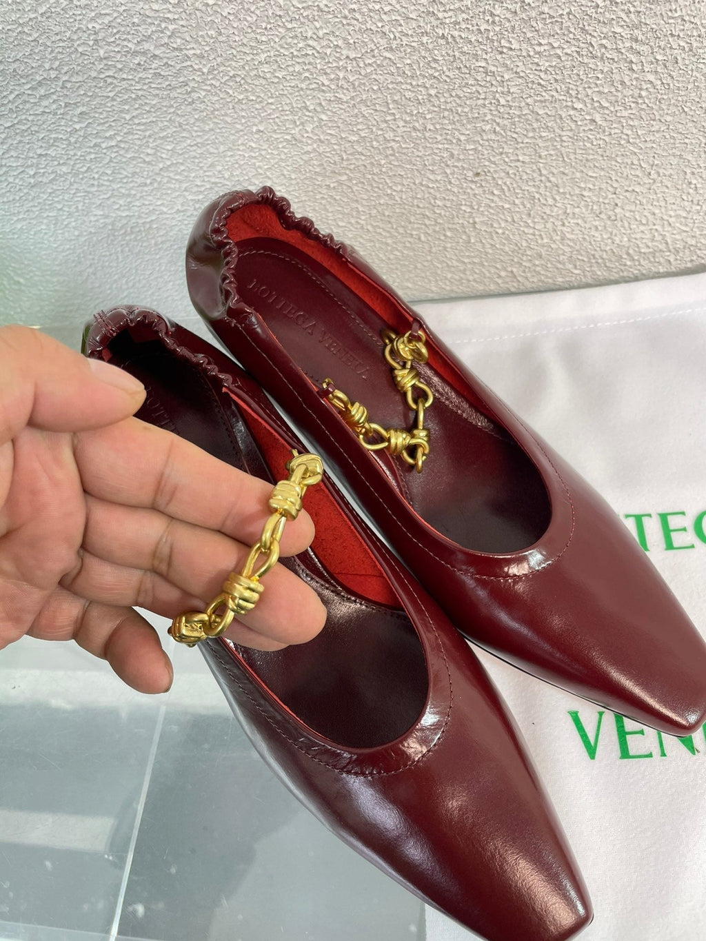 SHARP CHAIN PUMP 6 CM IN MAHOGANY RED CALFSKIN