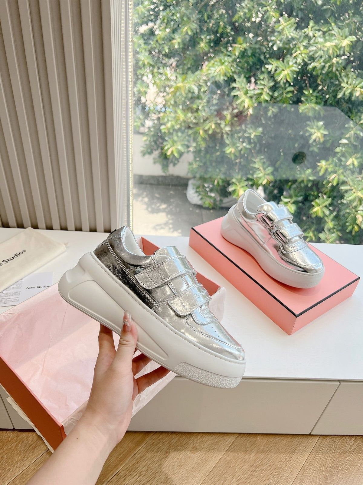 ACNE STUDIO SNEAKER IN SILVER LAMBSKIN