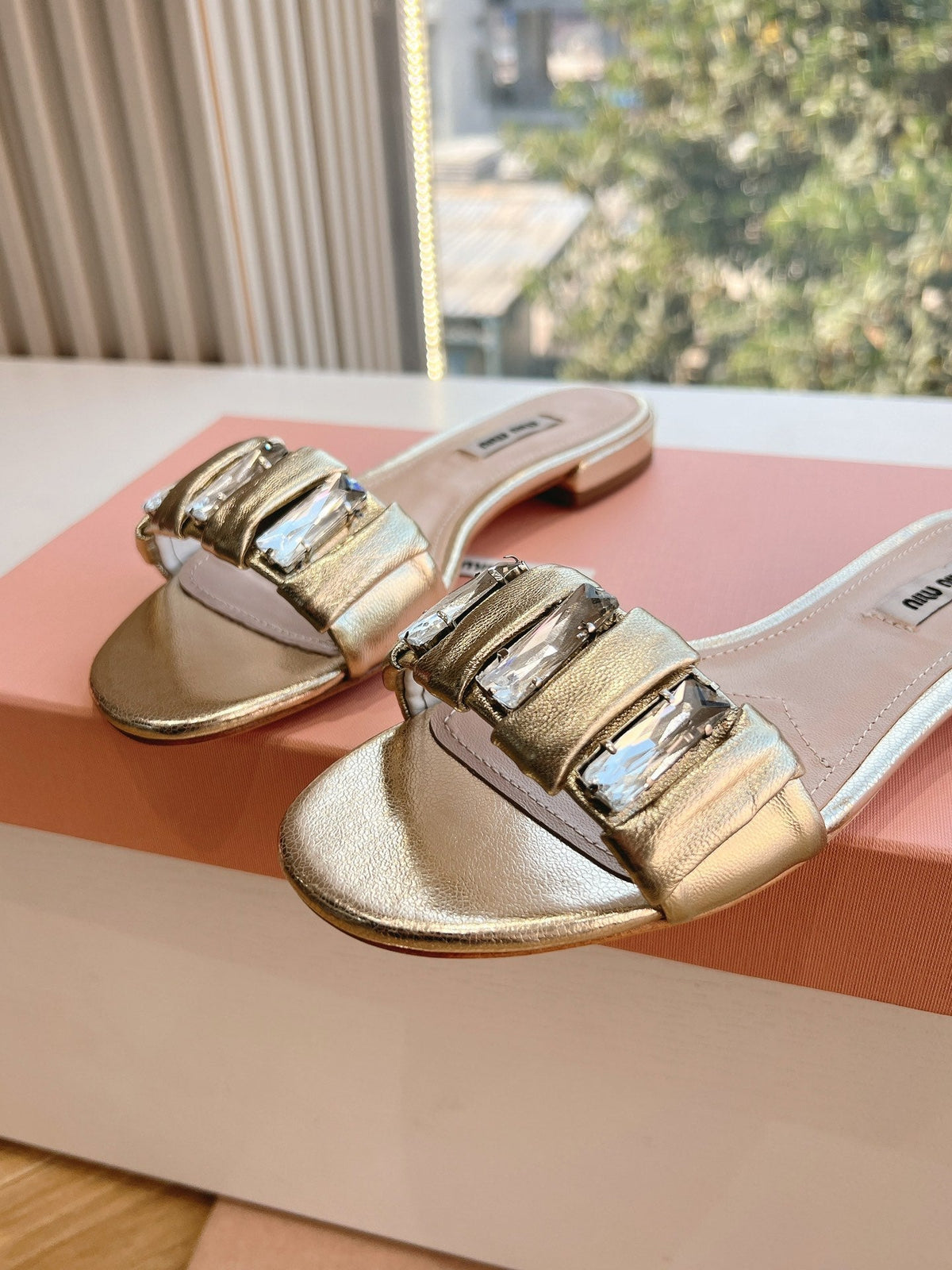 SLIDE SANDALS ATTACHED DIAMOND IN GOLD METALLIC LAMBSKIN