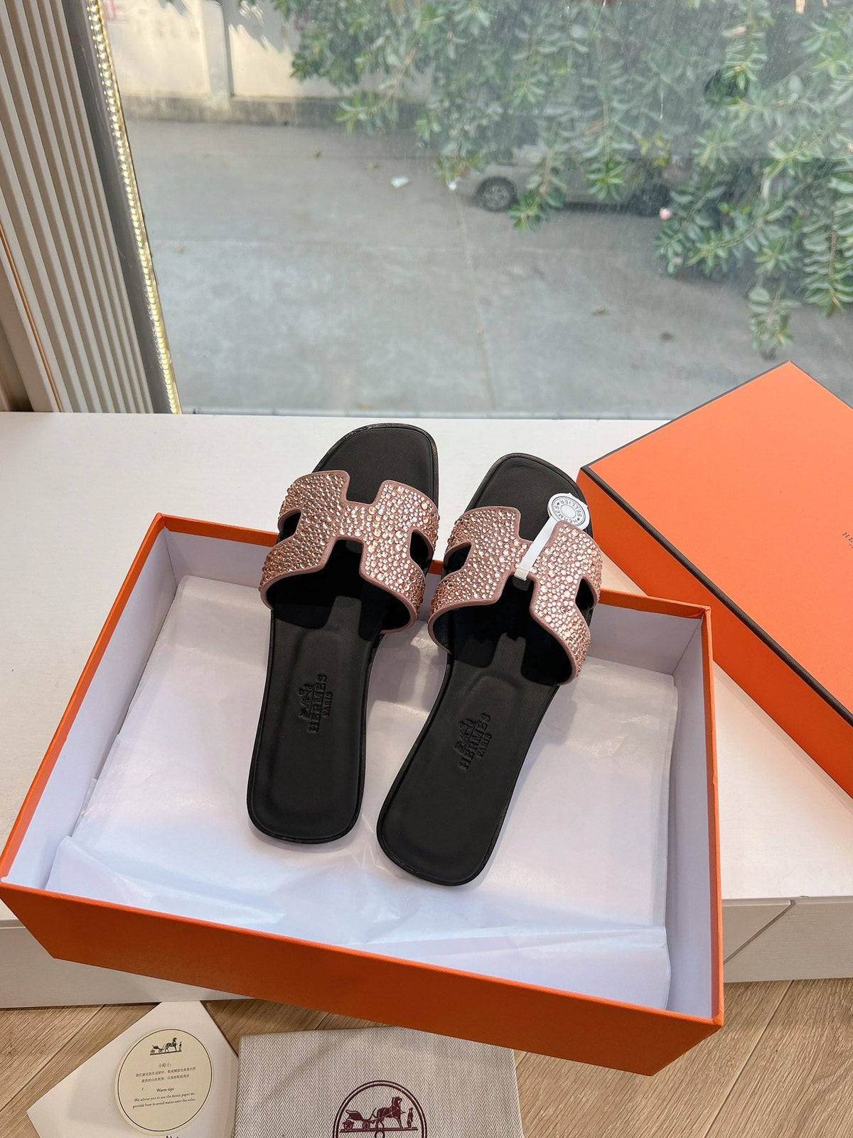 0RAN SLIDE IN PENNY BROWN CALFSKIN WITH CRYSTALS