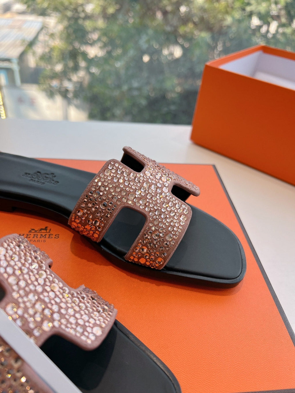 0RAN SLIDE IN PENNY BROWN CALFSKIN WITH CRYSTALS
