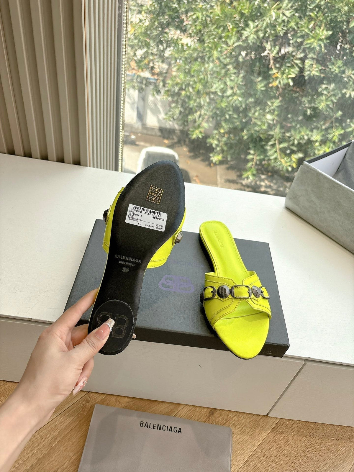 CAGOLE FLAT MULES IN LIME YELLOW CALFSKIN