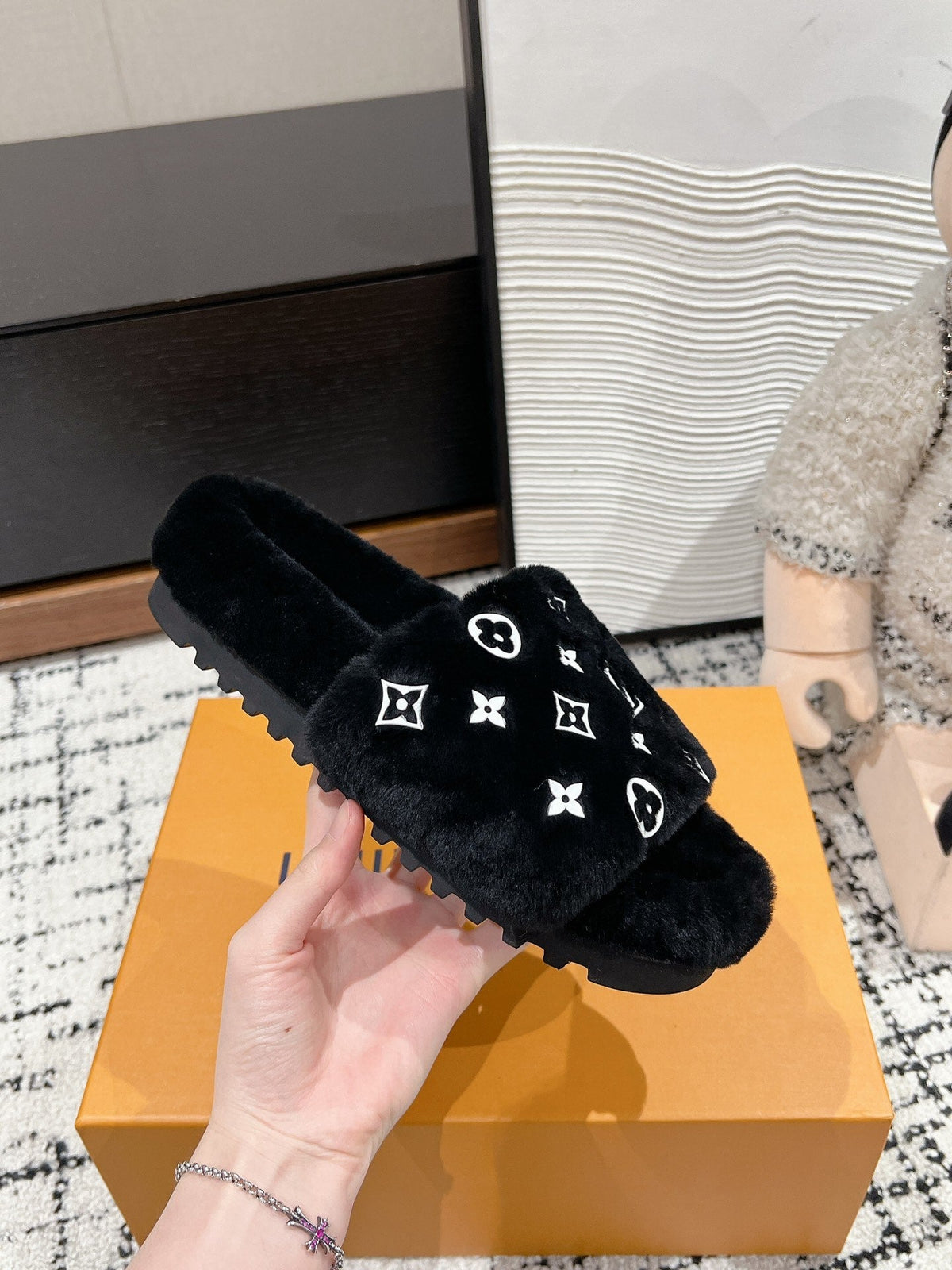 SLIPPER IN BLACK WOOL WITH WHITE LOGO