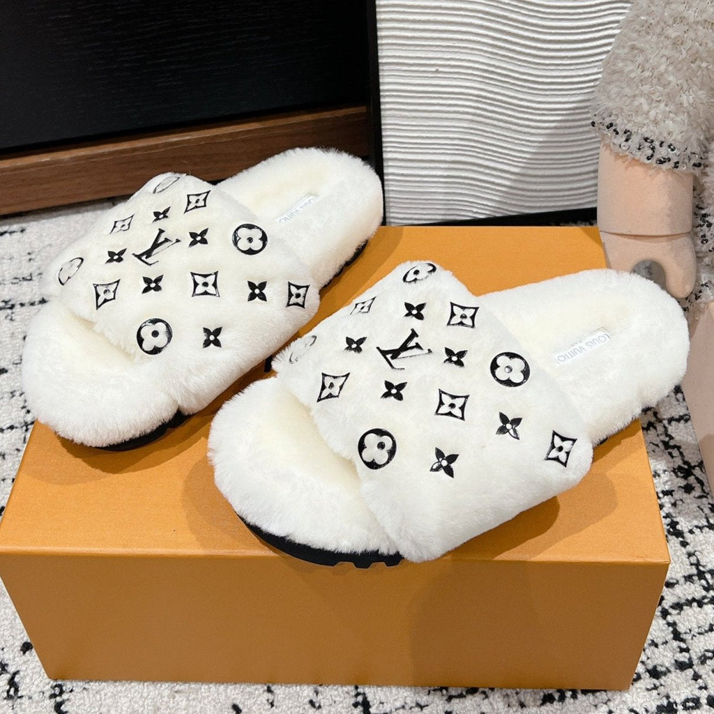 SLIPPER IN WHITE WOOL WITH BLACK LOGO