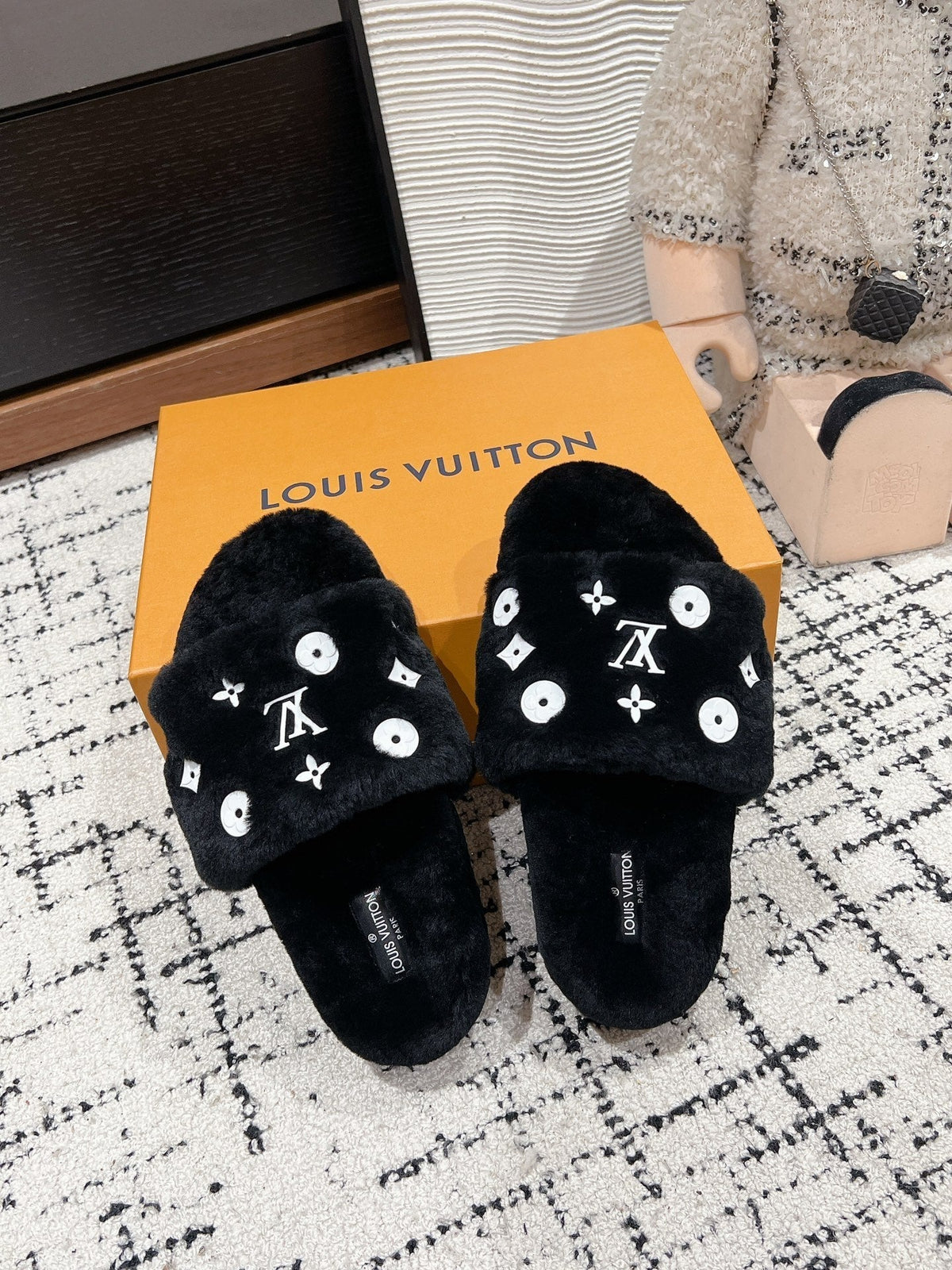 SLIPPER IN BLACK WOOL