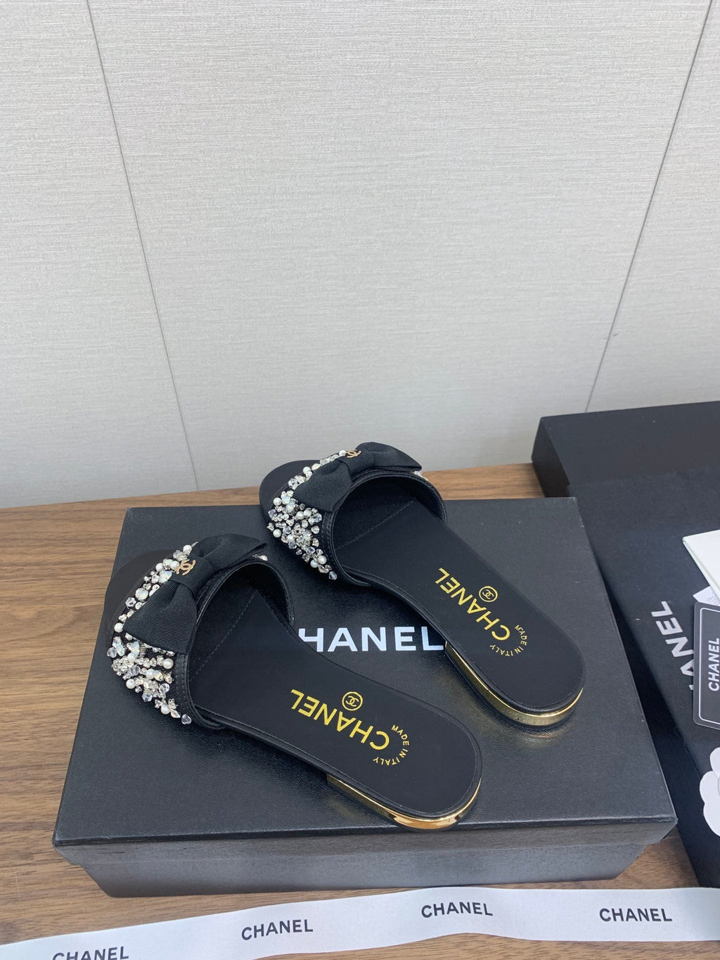 BOW SLIPPERS IN BLACK LAMBSKIN WITH RHINESTONES