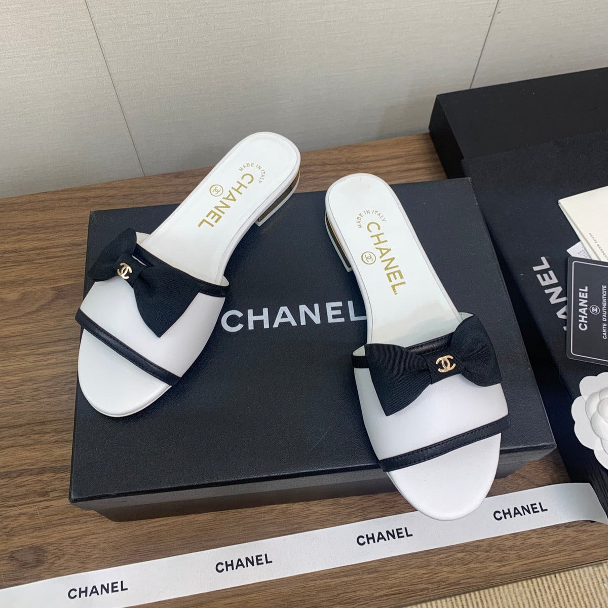 BOW SLIPPERS IN WHITE LAMBSKIN