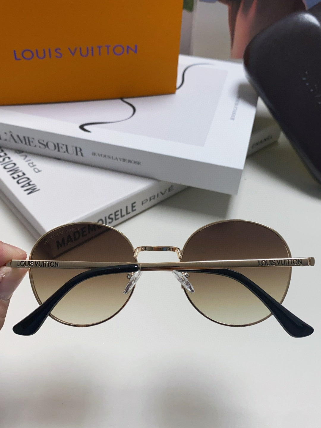 SIGNATURE ROUND SUNGLASS 581382 IN GOLD METAL BROWN SMOKE LENSES