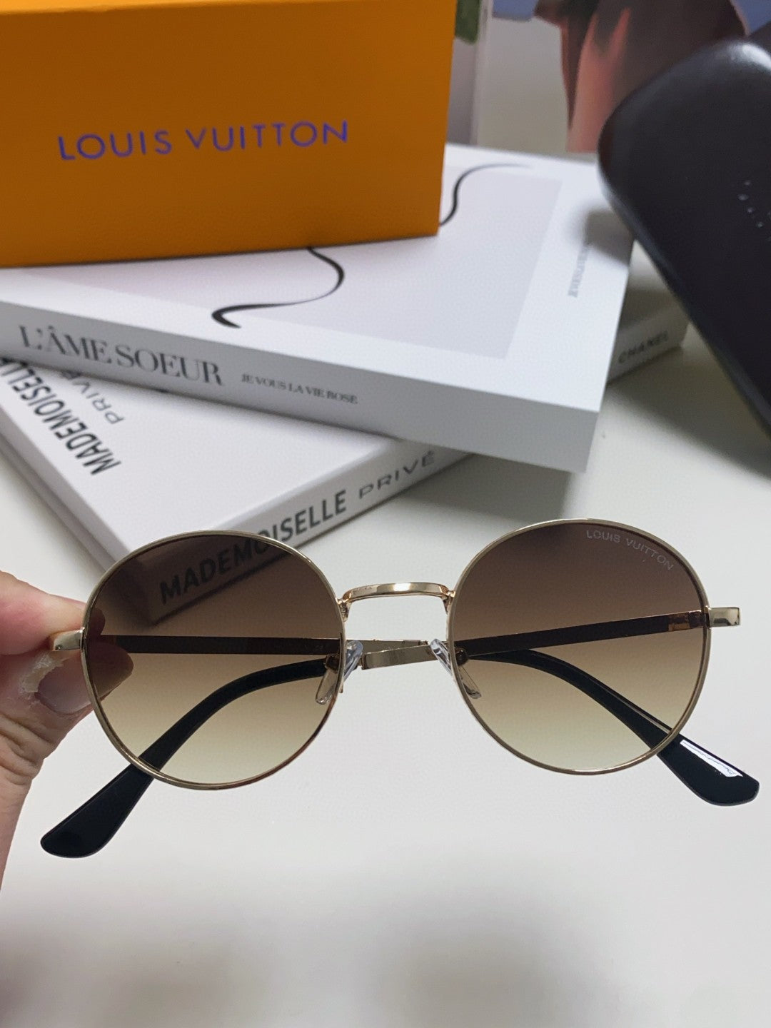 SIGNATURE ROUND SUNGLASS 581382 IN GOLD METAL BROWN SMOKE LENSES