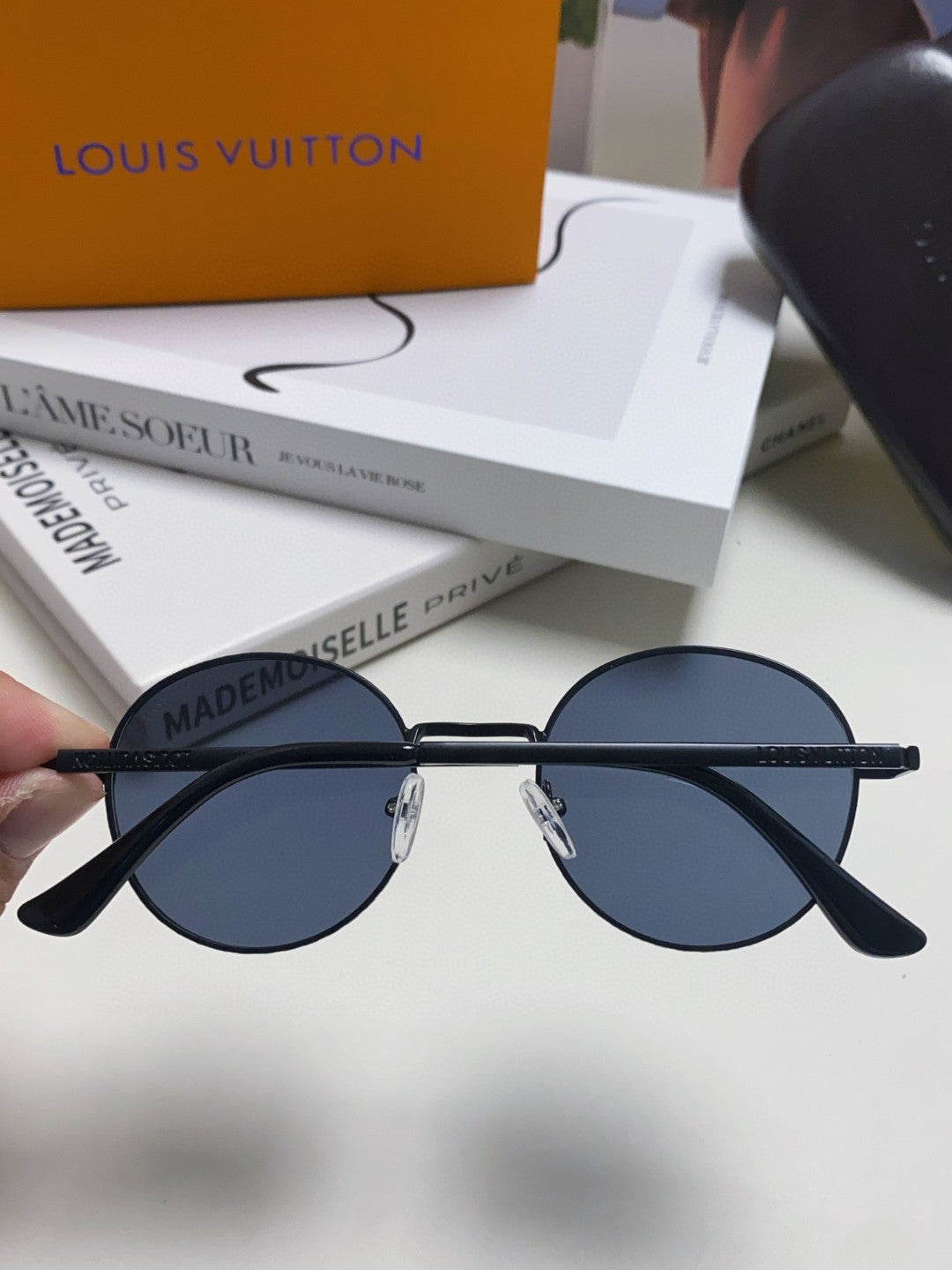 SIGNATURE ROUND SUNGLASS 581383 IN BLACK METAL